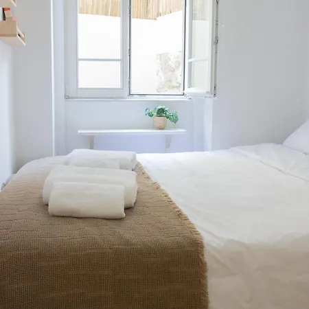 Peaceful & Spacious 2br W Private Patio & Bbq 포르투