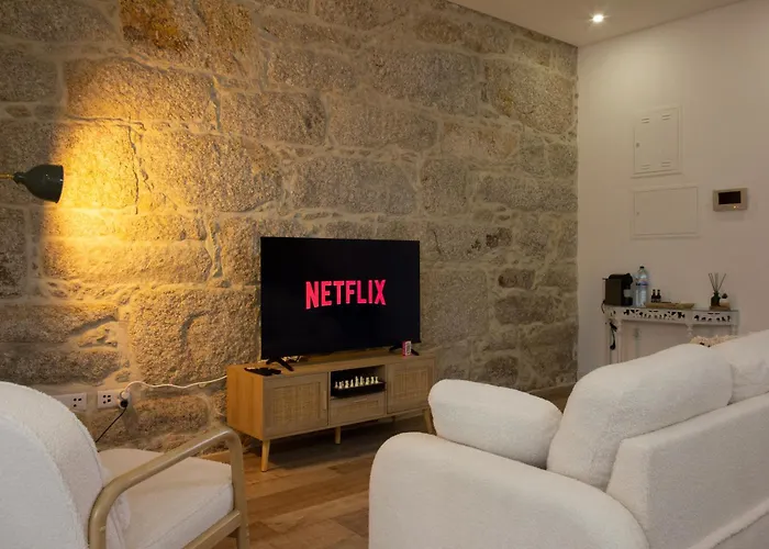 Peaceful & Spacious 2br W Private Patio & Bbq * 포르투