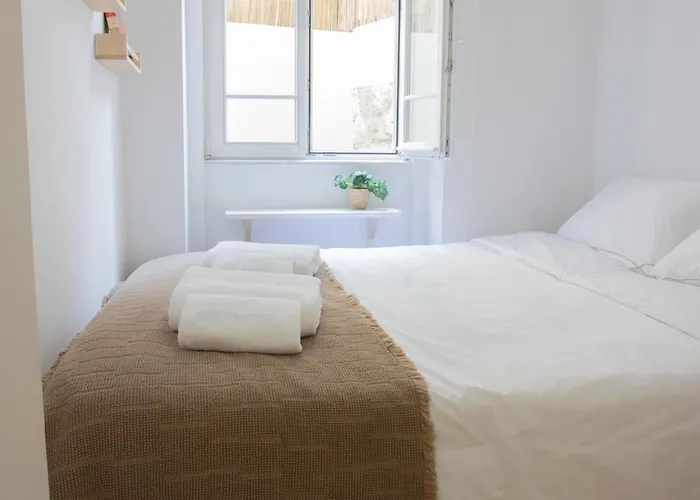 Peaceful & Spacious 2br W Private Patio & Bbq 포르투