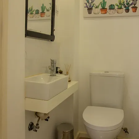 Peaceful & Spacious 2br W Private Patio & Bbq 아파트 포르투