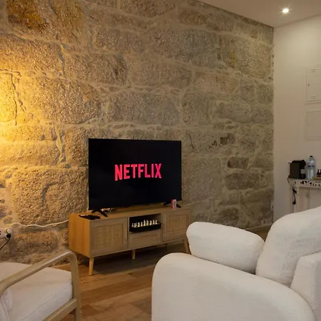 Peaceful & Spacious 2br W Private Patio & Bbq * 포르투